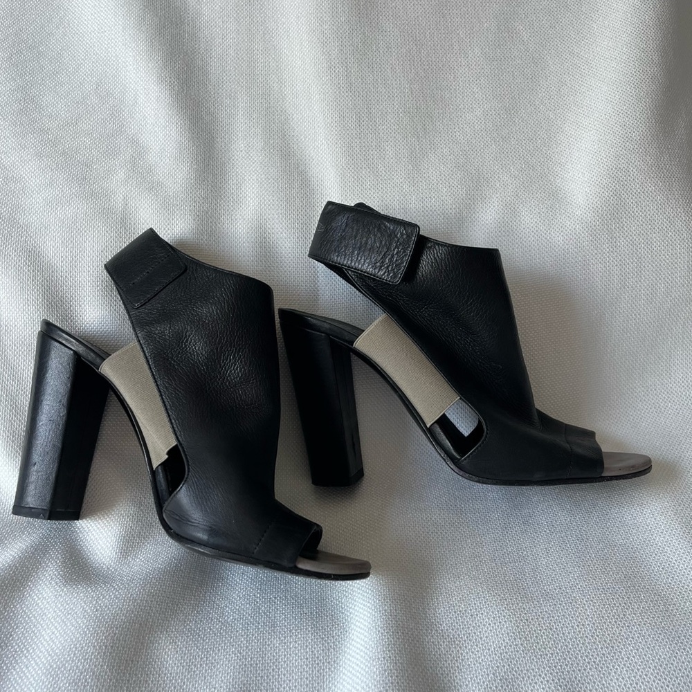 VINCE Black Leather Peep Toe Heels Booties Chunky Heel Shoe Size 7.5 - Picture 3 of 10